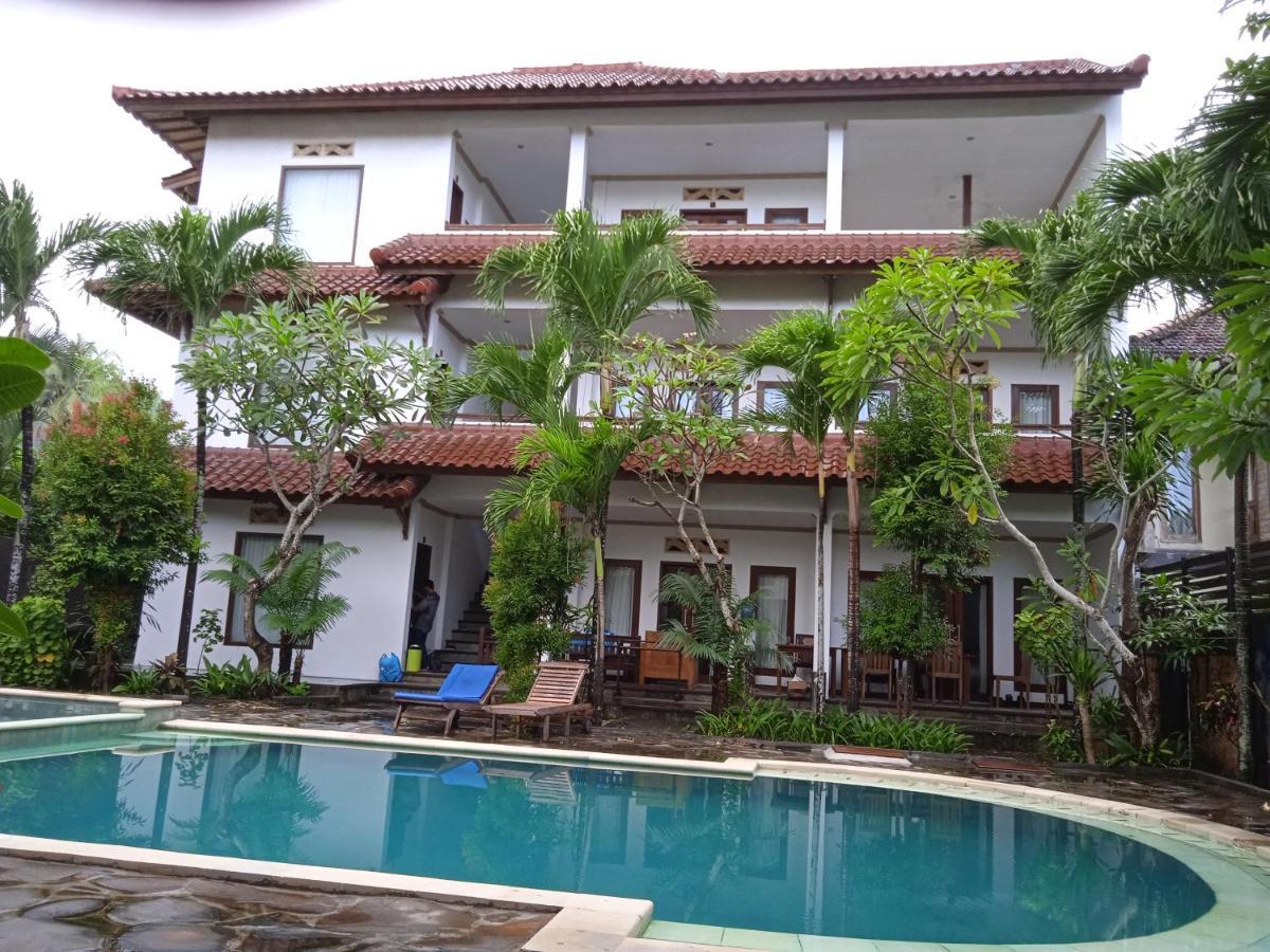 Family House Hotel Kuta Kuta  Exterior foto